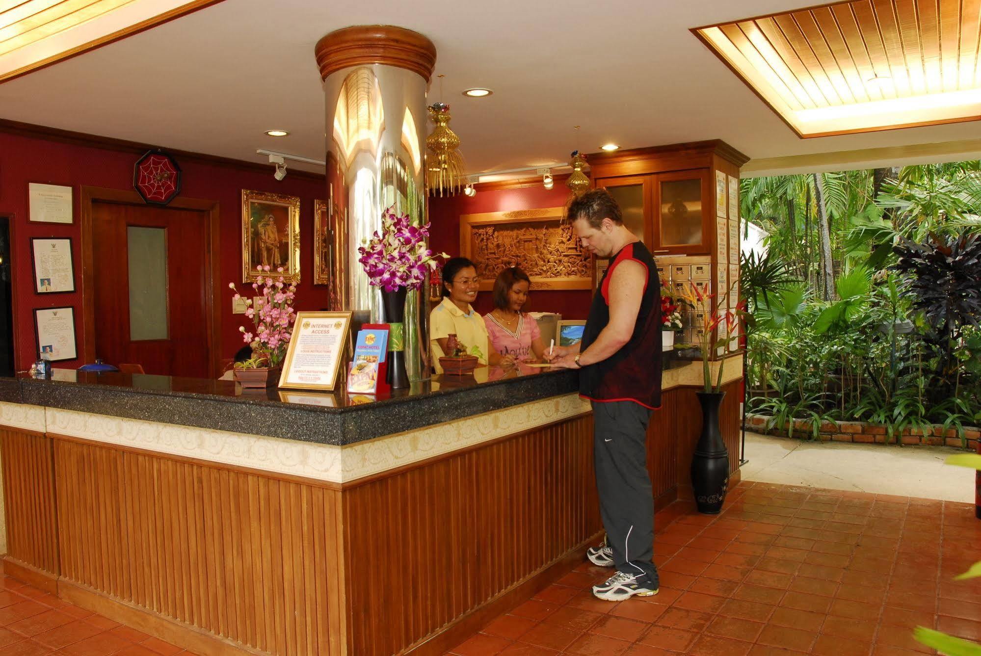 The Expat Hotel Patong Exterior foto